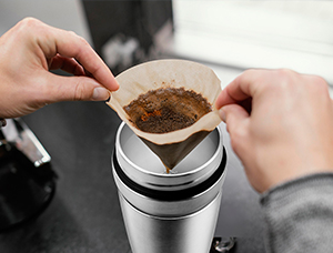 What are the common misunderstandings about choosing cup lids when buying stainless steel water cups