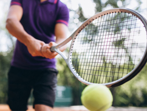 What should tennis beginners pay attention to when learning tennis