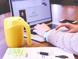 How do white-collar workers who have been working in the office for a long time choose drinking bottles?