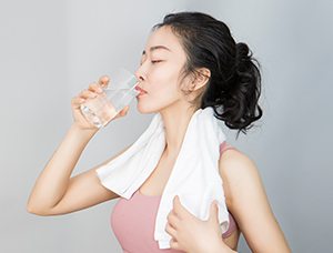 Why drink water in moderation and use a water cup to be healthy